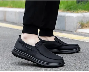 Détails des mocassins noirs respirants pour hommes avec semelle amortissante sur asphalte