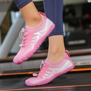 Roze sneldrogende waterschoenen met ademend mesh en antislipzool voor buitenactiviteiten