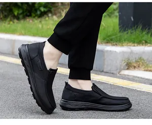 Vue portée de chaussures décontractées noires pour hommes en tissu respirant et sans lacets