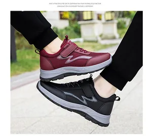 Details von weinroten und schwarzen Walkingschuhen mit Mesh-Gewebe und Klettverschluss