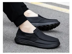 Détail de chaussures sans lacets noires pour hommes avec semelle épaisse sur goudron