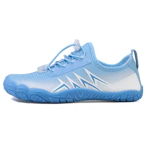 Blauw-witte sneldrogende waterschoenen met ademend mesh en antislip rubberen zool