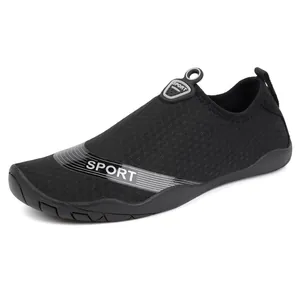 Chaussures aquatiques noires à séchage rapide pour hommes et femmes avec maille respirante et gomme