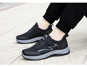 Outdoor-Nahaufnahme schwarzer Mesh-Sneaker mit Klettverschluss auf Steinboden