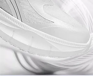 Detailaufnahme des atmungsaktiven Mesh-Obermaterials und der dicken Gummisohle weißer Schuhe