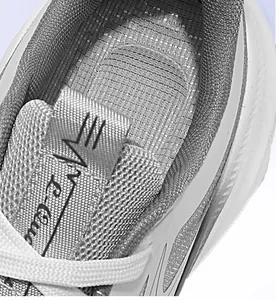 Nahaufnahme des atmungsaktiven Netzfutters und der Fersenpolsterung für Laufschuhe