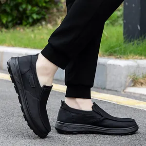 Chaussures slip-on noires pour hommes au style minimaliste avec semelles épaisses en gomme