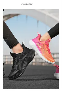 Detail von flexiblen Laufschuhen mit atmungsaktivem Mesh und gedämpften Sohlen auf Brücke