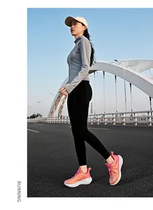 Laufszene mit atmungsaktiven Mesh-Sneakern, dicken reaktionsfreudigen Sohlen und Farbverlauf
