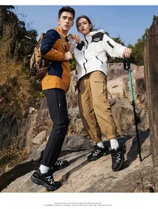 Conjuntos de senderismo con chaquetas impermeables y botas de montaña para hombre y mujer
