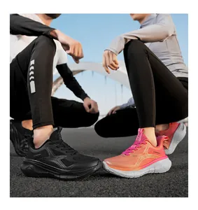 Nahaufnahme atmungsaktiver Mesh-Laufschuhe mit dicker Dämpfungssohle für Jogging im Freien