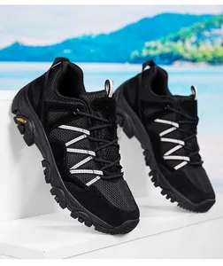 Detalle de zapato de senderismo negro con malla duradera y suela de goma antideslizante