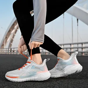 Atmungsaktive Herren Laufschuhe mit dicker Sohle und orangefarbenen Schnürsenkeln