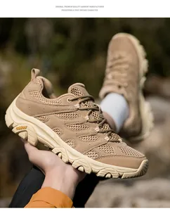 Gros plan de chaussures de randonnée kaki avec semelle en caoutchouc et maille aérée