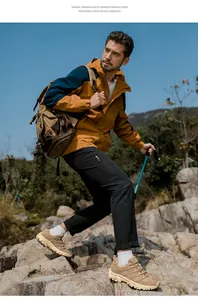 Chaussures de randonnée à semelles épaisses dans un paysage de montagne rocheux