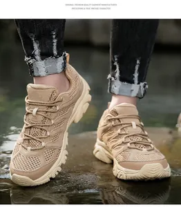 Gros plan d'une chaussure outdoor kaki en maille avec semelle épaisse sur galets