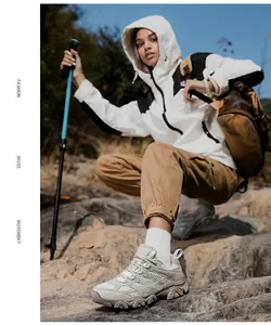 Chaussures de randonnée avec mesh respirant et semelles antidérapantes sur les rochers