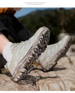 Gros plan de la semelle antidérapante robuste avec crampons profonds pour chaussures de rando