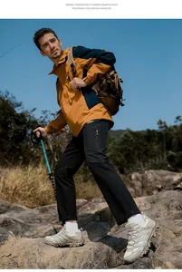 Modèle masculin extérieur portant des chaussures de randonnée sur un terrain rocheux