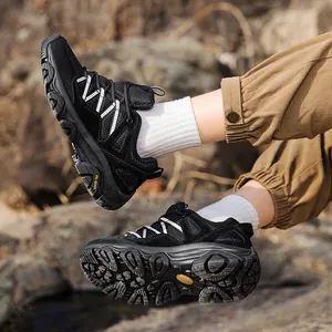 Hoge outdoor wandelschoenen voor heren van zwart nubuckleer met dikke rubberen zolen