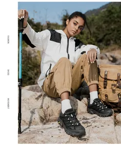 Vue détaillée de chaussures de randonnée noires avec semelles antidérapantes en plein air