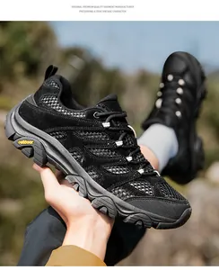 Gros plan d'une chaussure outdoor noire avec maille respirante et semelle antidérapante