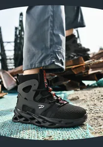 Dettaglio di scarpe antinfortunistiche alte con mesh traspirante e suola ammortizzante