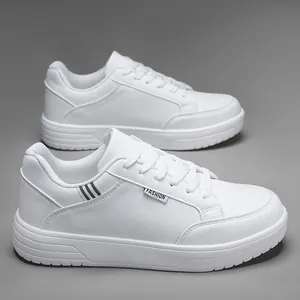 Détails des baskets blanches décontractées avec rayures grises et étiquette Fashion sur cuir