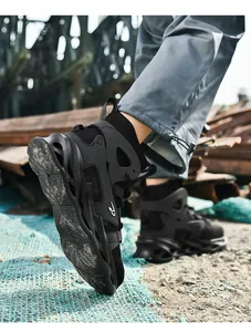 Dettaglio di scarpe antinfortunistiche alte con suola antiperforazione e design tech