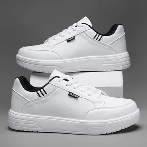 Détail de baskets basses blanches avec trois bandes noires et étiquette de mode latérale