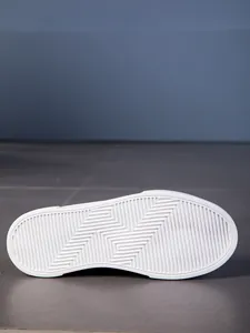 Primer plano de suela de goma blanca con patrones geométricos antideslizantes para calzado