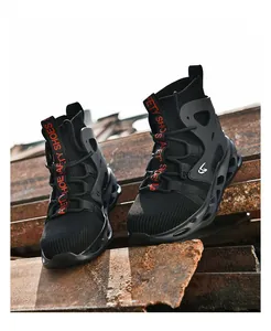 Dettaglio di scarpe antinfortunistiche alte con tomaia in maglia e suola spessa traforata