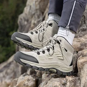 Scarpe da trekking con mesh traspirante e suola in gomma robusta su terreno roccioso