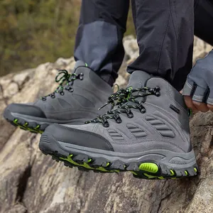Scarpe da trekking alte grigie con dettagli verdi e suole in gomma antiscivolo