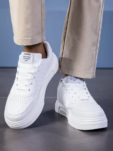 Vista detallada de zapatillas blancas casuales con puntera transpirable y suela gruesa de goma