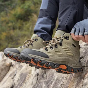 Scarpe da trekking verde oliva con suole in gomma antiscivolo per l'escursionismo