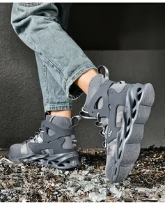 Vista laterale di scarpe antinfortunistiche alte con punta in acciaio e suola cava