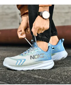 Blau-weiße atmungsaktive Sicherheits-Sneaker mit stoßfester MD-Sohle beim Tragen