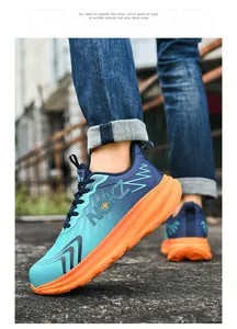 Seitliche Ansicht trendiger Stahlkappen-Sneaker mit orangefarbener MD-Sohle