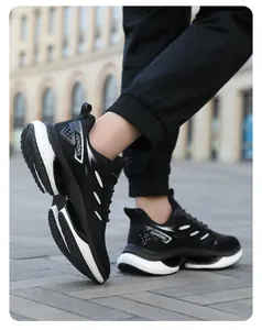 Vista lateral de zapatillas de running de punto negro con suela amortiguada y logo detallado