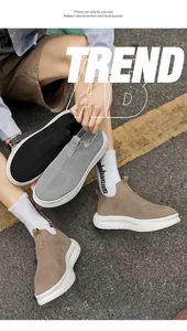 Detail der atmungsaktiven Strickstruktur und Slip-On-Design dieser Sportschuhe