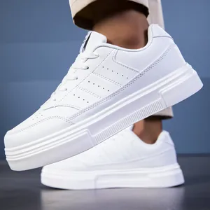 Zapatillas blancas de plataforma para hombre con detalles perforados laterales