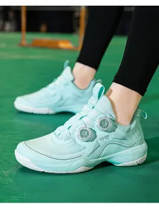 Detalle de zapatillas de bádminton verde menta con sistema de doble cierre giratorio