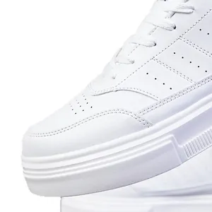Zapatillas minimalistas blancas para hombre en cuero con puntera perforada y suela gruesa