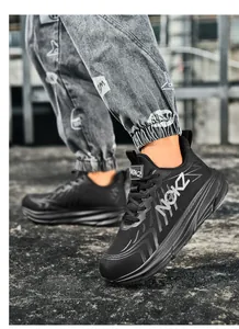 Details von schwarzen Mesh-Sicherheitsschuhen mit NOKZ-Schriftzug und dicker Sohle