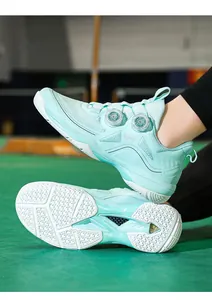 Detalle de zapatillas deportivas verde menta con cierre de rueda giratoria y suela antideslizante