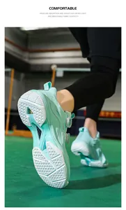 Detalle de zapato deportivo verde menta con malla transpirable y sistema de cierre BOA