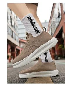 Details von khaki atmungsaktiven Fly-Knit-Sneakern mit elastischem Sockenkragen
