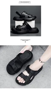 Details der schwarzen EVA-Herren-Sandalen mit verstellbaren Riemen und Fersenriemen