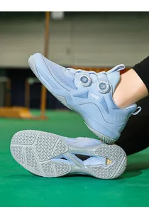 Detalle de suela de goma que no deja marcas en zapatillas de bádminton con sistema rotativo